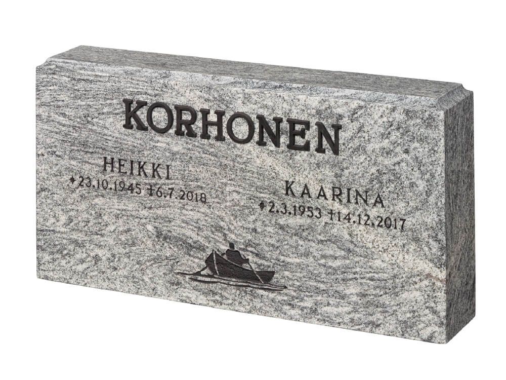 Vaaleanharmaa matala ja leveä hautakivi, jonka alareunassa keskellä on soutajan ja veneen kuva mustalla. Hautauspalvelu Kaiho - Hautakivet